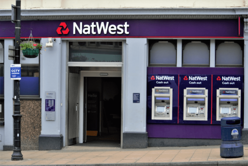 Британский банк NatWest начал ограничивать платежи клиентов на криптобиржах